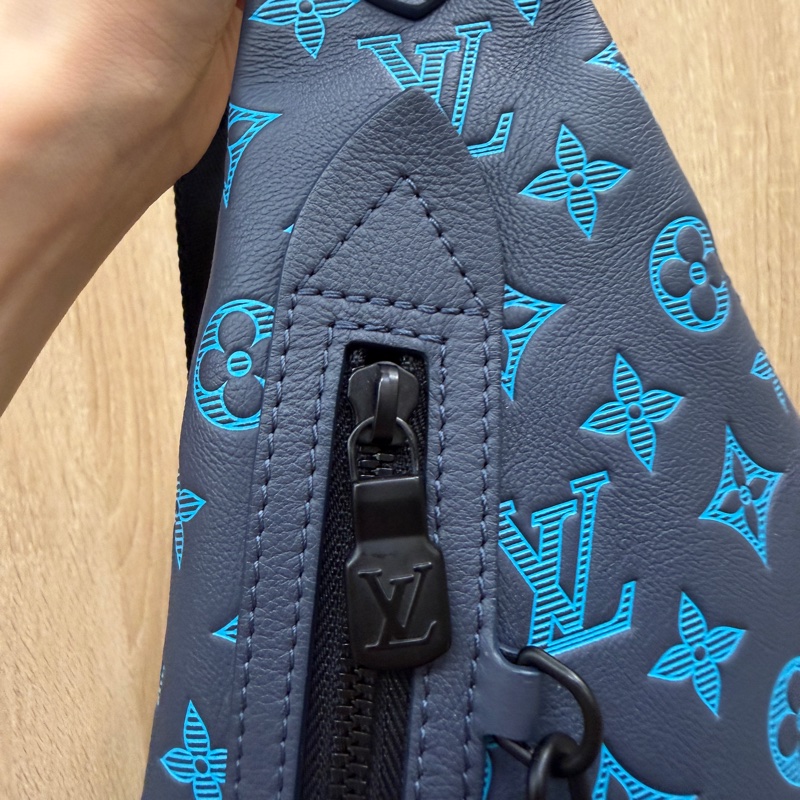 LV 藍拼天藍壓紋Shadow牛皮Duo胸口斜背包M46562-1