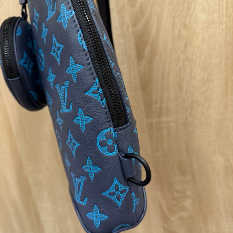 LV 藍拼天藍壓紋Shadow牛皮Duo胸口斜背包M46562-3