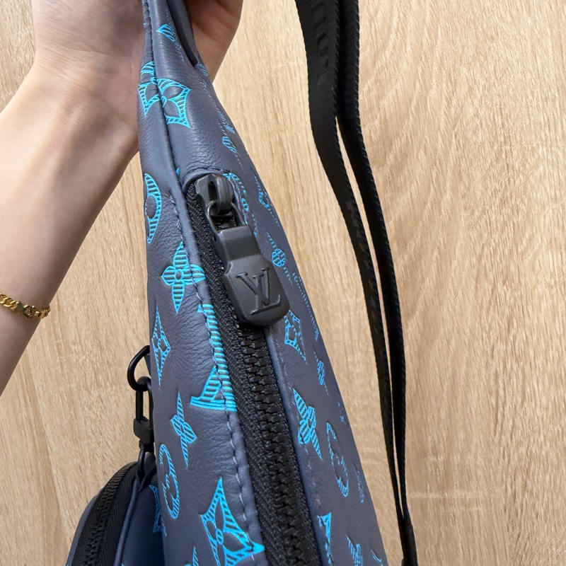 LV 藍拼天藍壓紋Shadow牛皮Duo胸口斜背包M46562-4