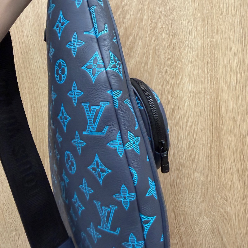 LV 藍拼天藍壓紋Shadow牛皮Duo胸口斜背包M46562-6