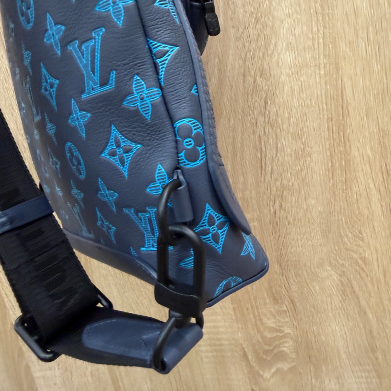 LV 藍拼天藍壓紋Shadow牛皮Duo胸口斜背包M46562-7