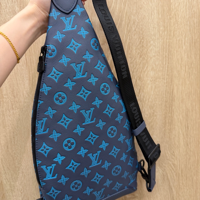 LV 藍拼天藍壓紋Shadow牛皮Duo胸口斜背包M46562-8