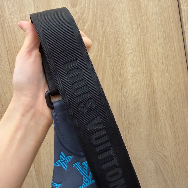 LV 藍拼天藍壓紋Shadow牛皮Duo胸口斜背包M46562-10