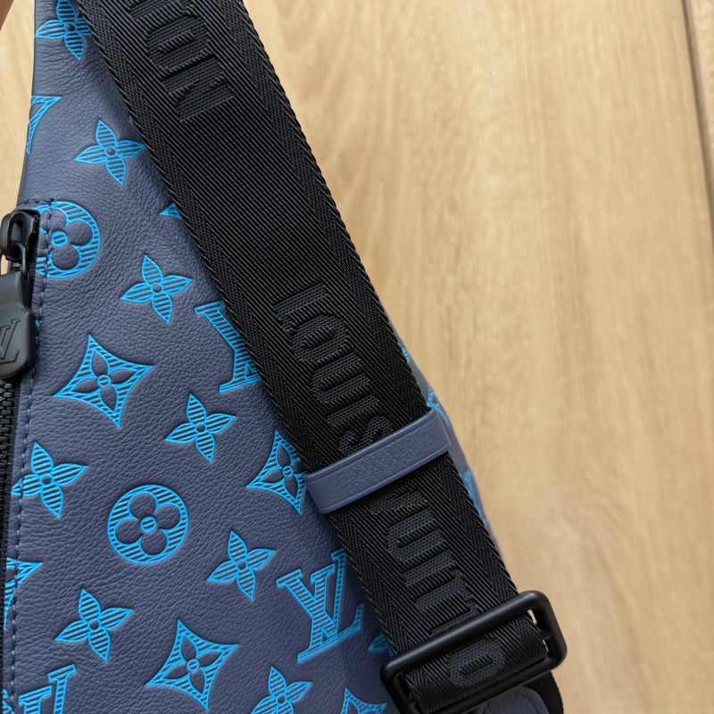 LV 藍拼天藍壓紋Shadow牛皮Duo胸口斜背包M46562-11