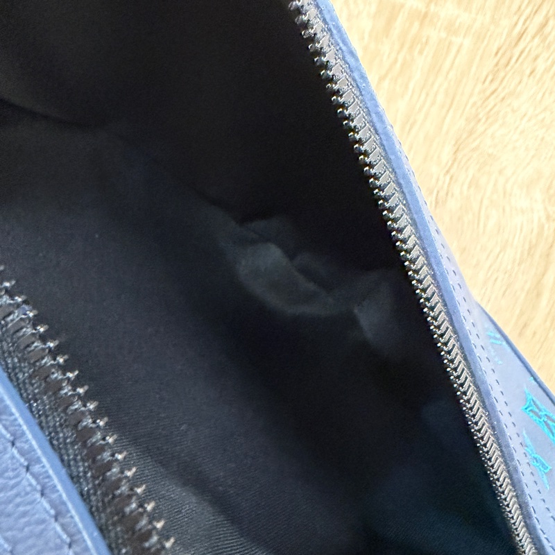 LV 藍拼天藍壓紋Shadow牛皮Duo胸口斜背包M46562-14