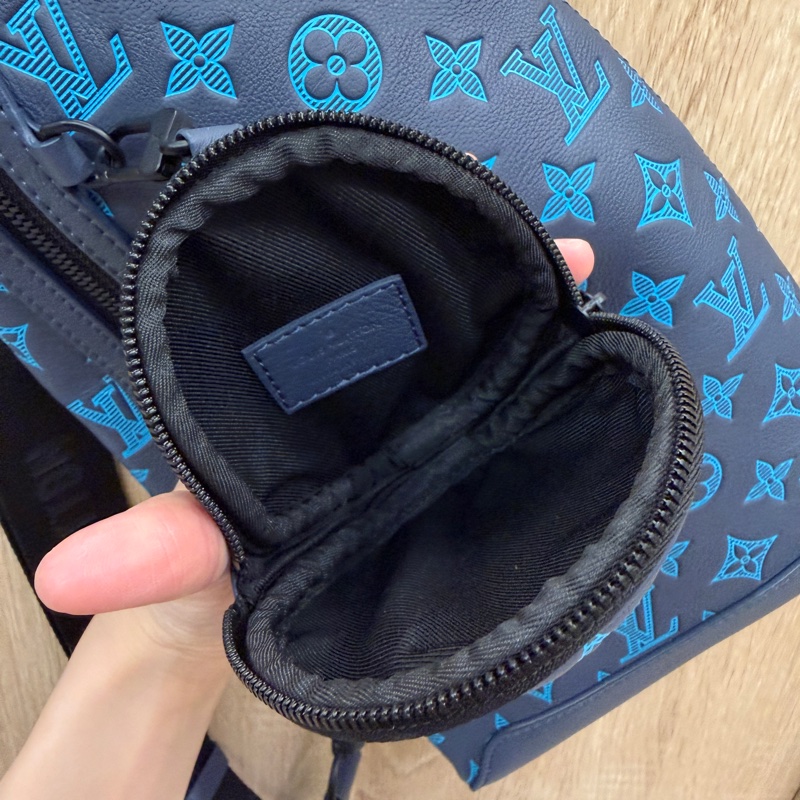 LV 藍拼天藍壓紋Shadow牛皮Duo胸口斜背包M46562-15
