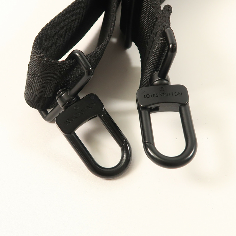 LOUIS VUITTON Monogram Eclipse Alpha Messenger肩背袋-16