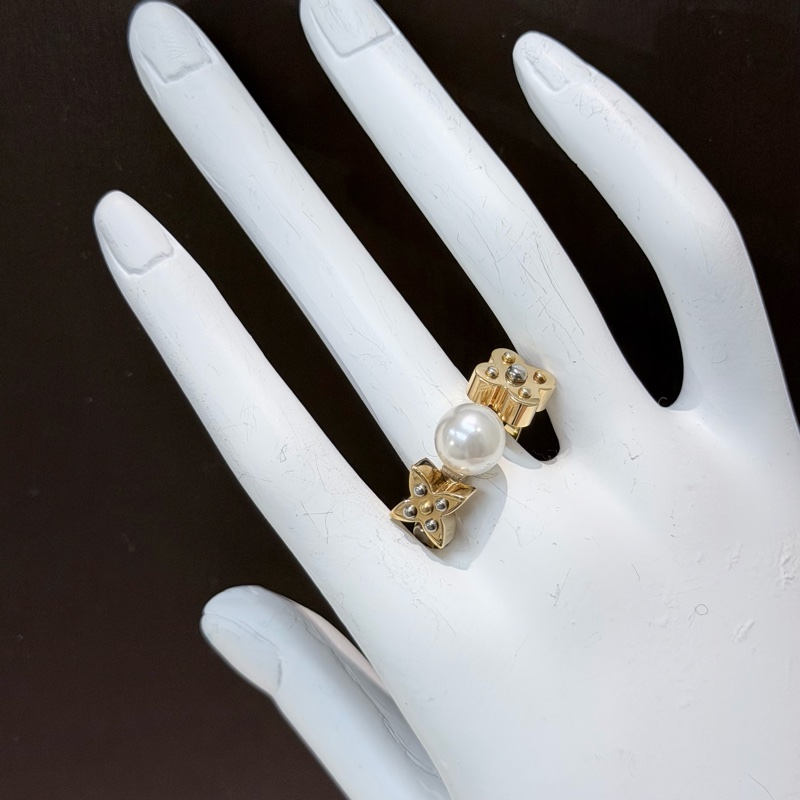 LV Charmy Pearl 四葉草珍珠戒指 LN003-0