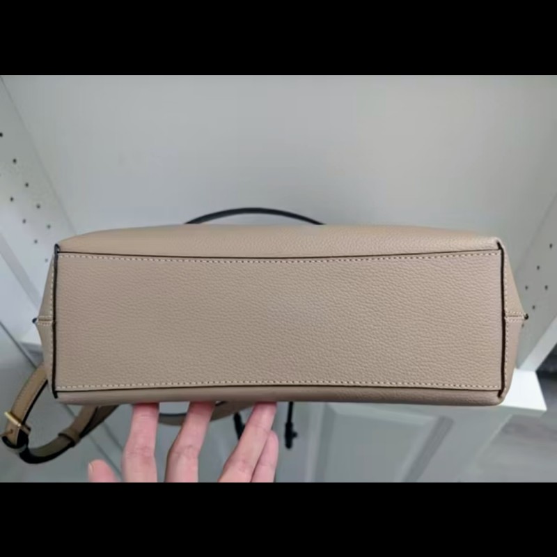 近全新 COACH 金馬車牛皮革手提/斜背水桶包 撞色 奶茶色 香檳色 經典 澳洲帶回 附吊牌-4