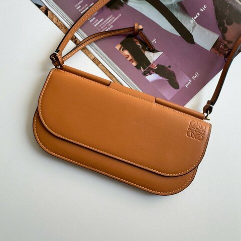 🤎包身超輕 Loewe 深咖色釦式斜背包