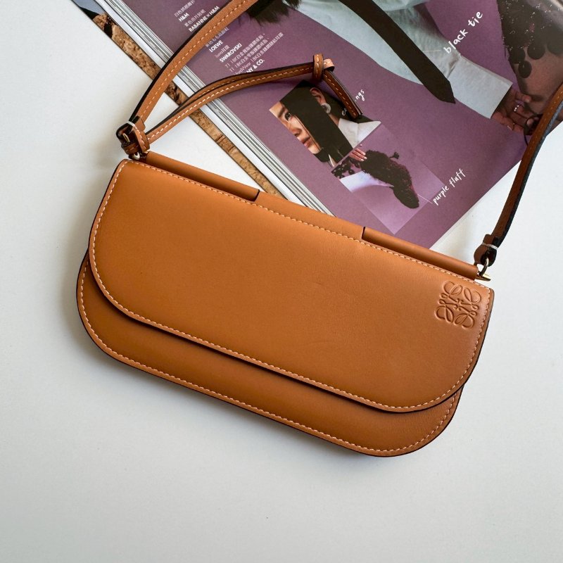 🤎包身超輕 Loewe 深咖色釦式斜背包-0