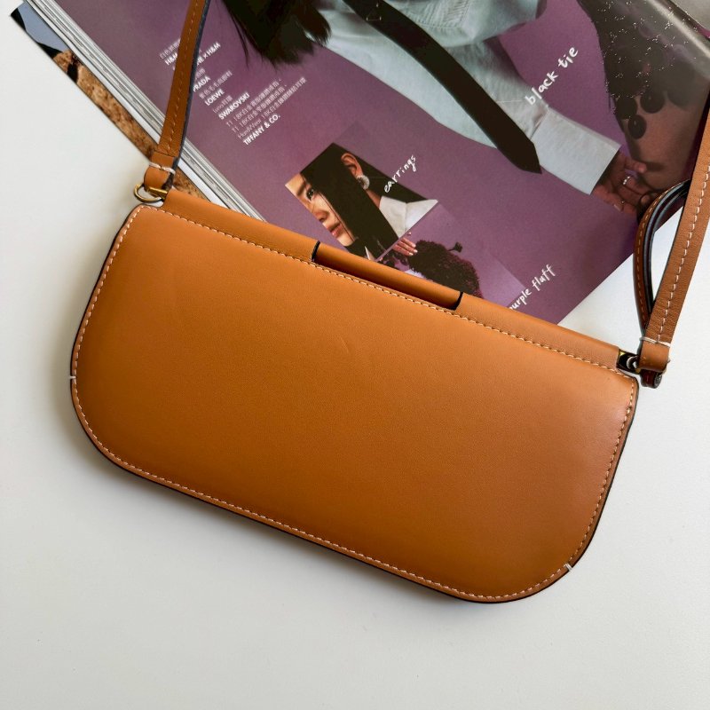 🤎包身超輕 Loewe 深咖色釦式斜背包-1