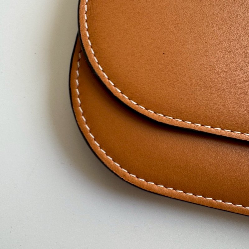 🤎包身超輕 Loewe 深咖色釦式斜背包-2