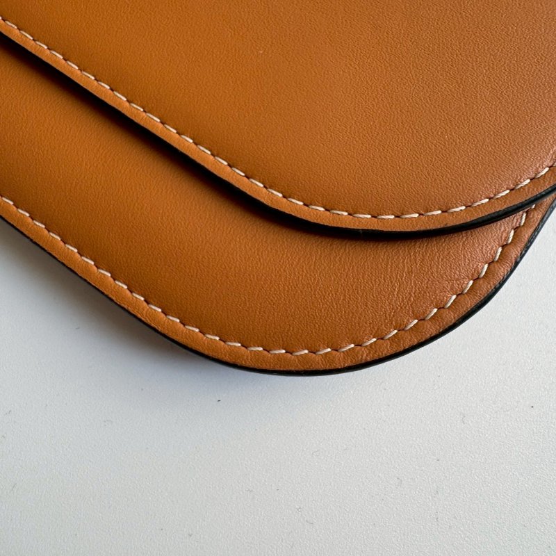 🤎包身超輕 Loewe 深咖色釦式斜背包-3