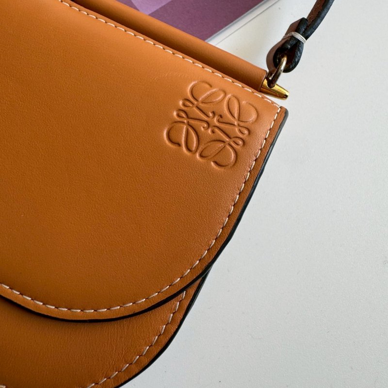 🤎包身超輕 Loewe 深咖色釦式斜背包-4