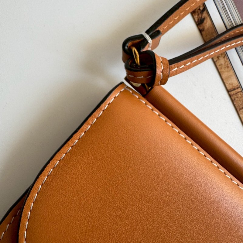 🤎包身超輕 Loewe 深咖色釦式斜背包-5