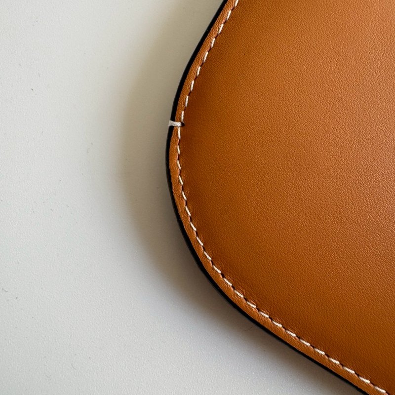 🤎包身超輕 Loewe 深咖色釦式斜背包-6