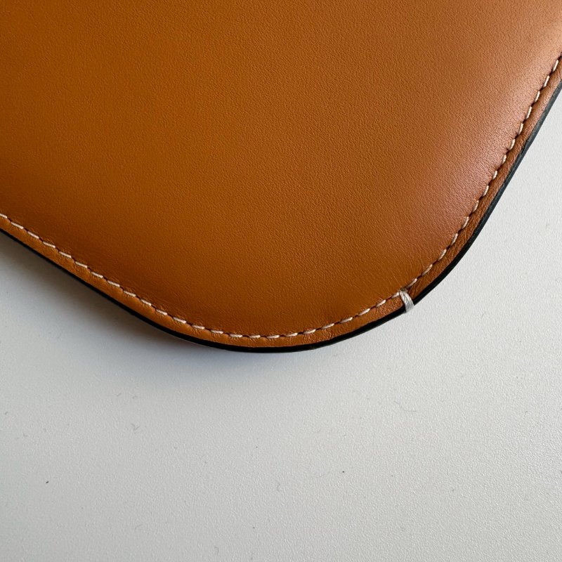 🤎包身超輕 Loewe 深咖色釦式斜背包-7