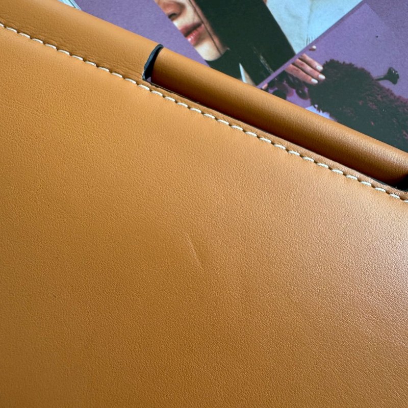 🤎包身超輕 Loewe 深咖色釦式斜背包-8