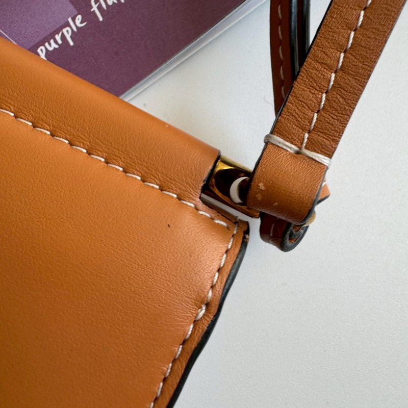 🤎包身超輕 Loewe 深咖色釦式斜背包-9