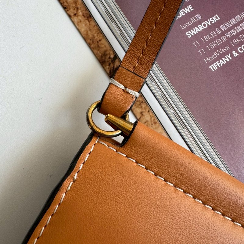 🤎包身超輕 Loewe 深咖色釦式斜背包-10