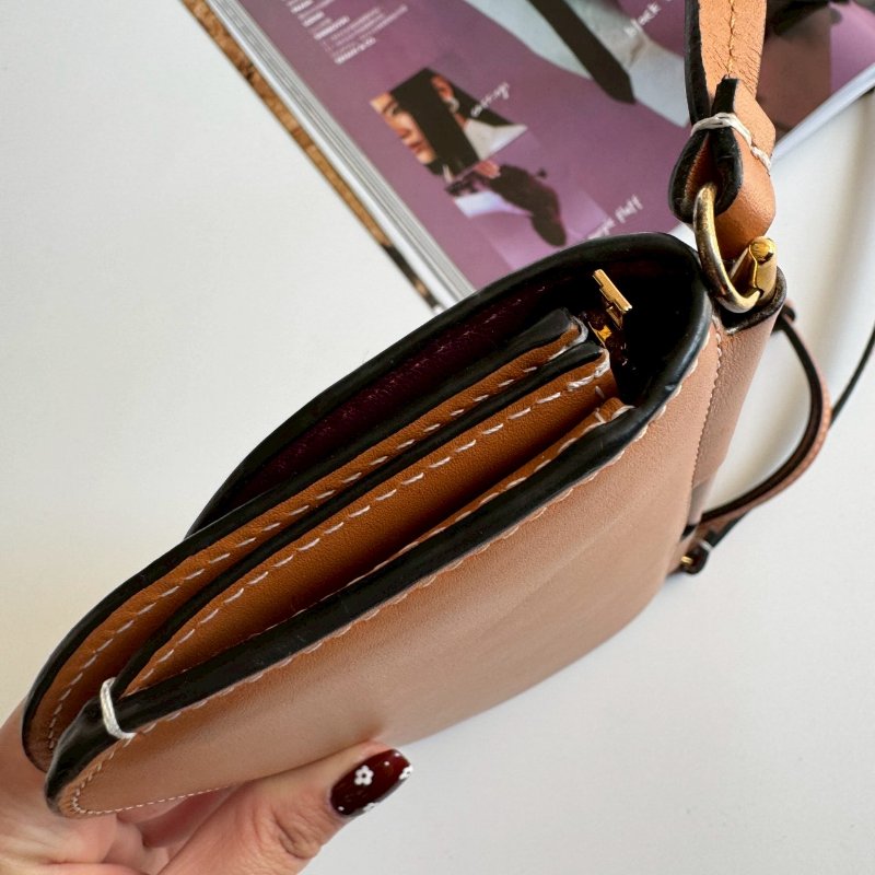 🤎包身超輕 Loewe 深咖色釦式斜背包-11