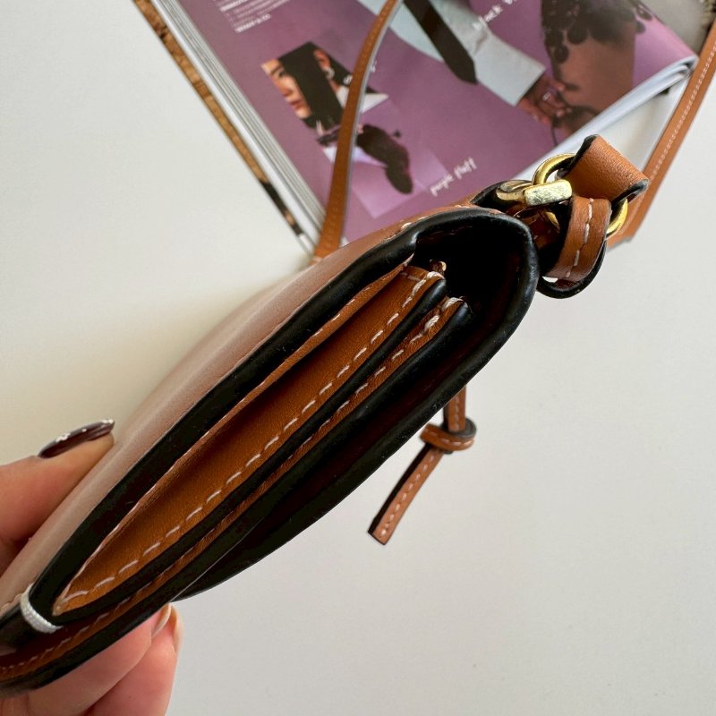 🤎包身超輕 Loewe 深咖色釦式斜背包-12