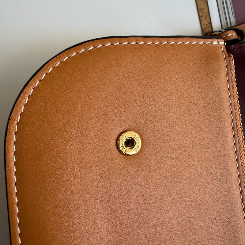 🤎包身超輕 Loewe 深咖色釦式斜背包-13