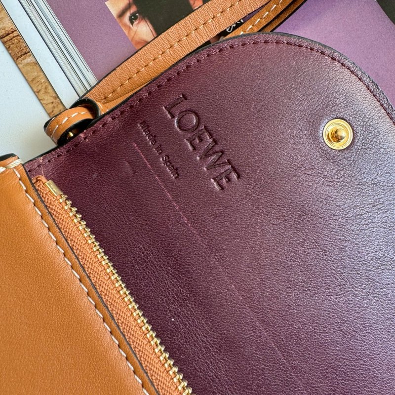 🤎包身超輕 Loewe 深咖色釦式斜背包-14