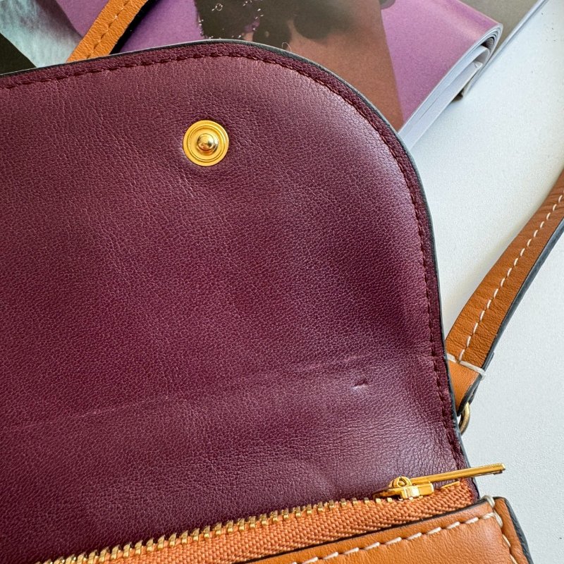 🤎包身超輕 Loewe 深咖色釦式斜背包-15