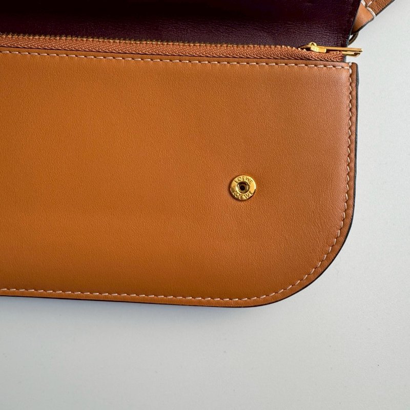 🤎包身超輕 Loewe 深咖色釦式斜背包-16