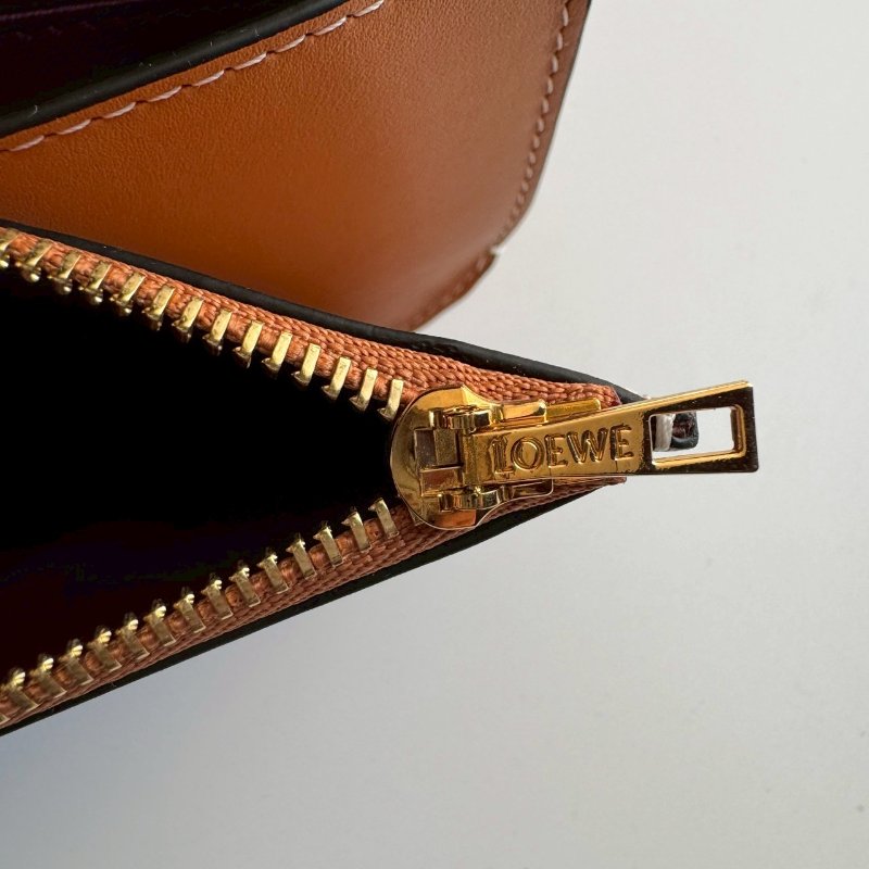 🤎包身超輕 Loewe 深咖色釦式斜背包-18