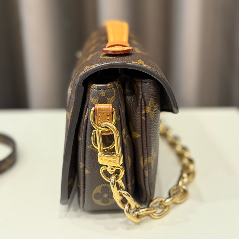 (美包甜價)LV 小郵差法棍 芯片款 M46279 Pochette Metis East West-5