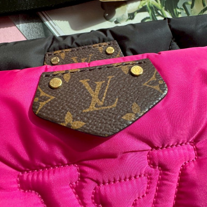 ❤️一包三用 LV 黑+桃紅尼龍三合一斜背包-4