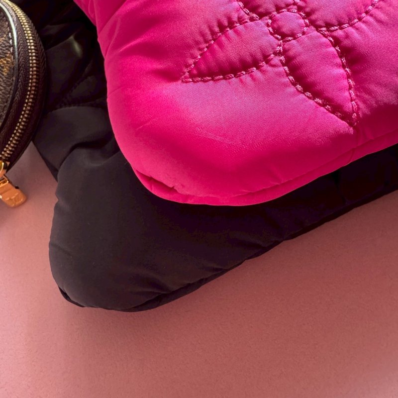 ❤️一包三用 LV 黑+桃紅尼龍三合一斜背包-11