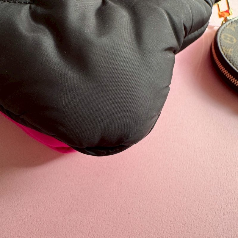 ❤️一包三用 LV 黑+桃紅尼龍三合一斜背包-14