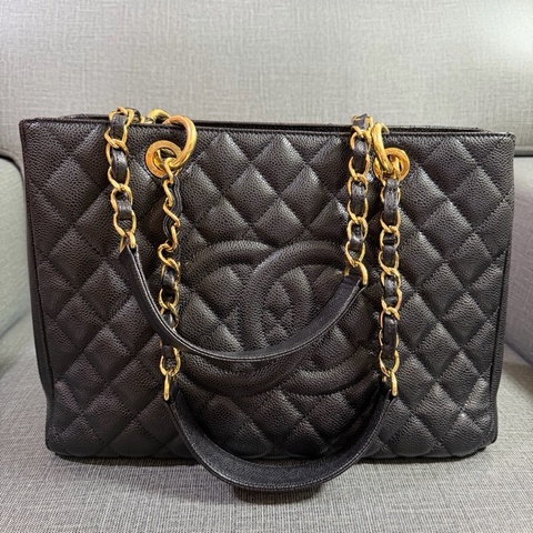 CHANEL GST系列經典雙CLOGO菱格荔枝紋牛皮金鍊三層肩背托特包（黑）
