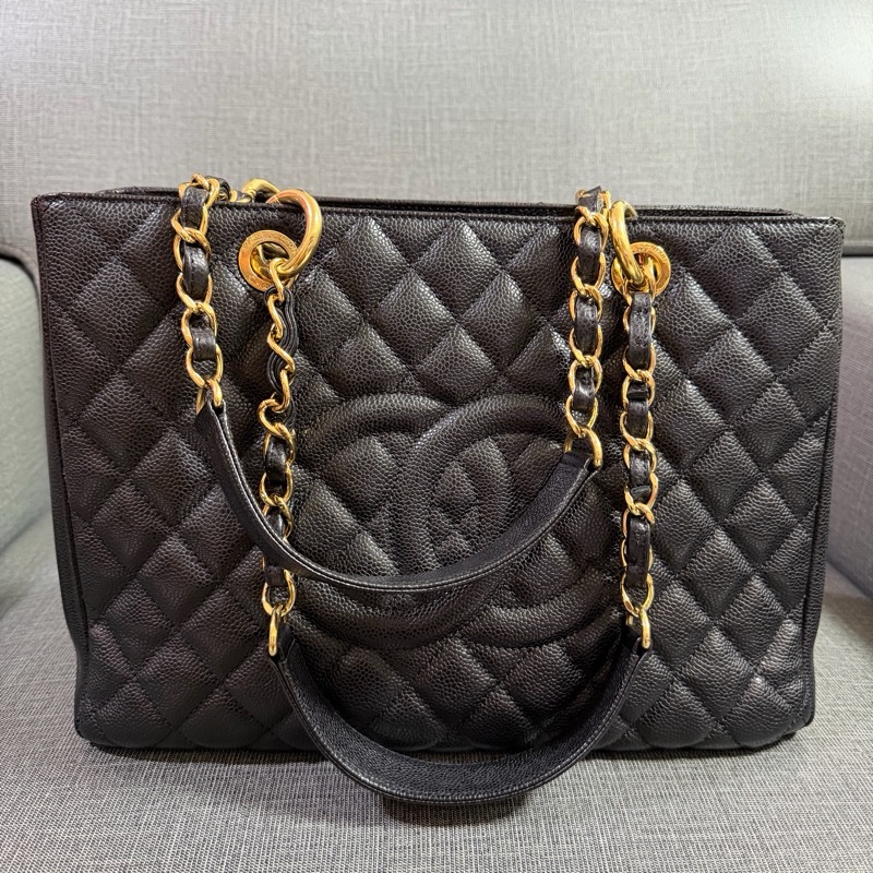 CHANEL GST系列經典雙CLOGO菱格荔枝紋牛皮金鍊三層肩背托特包(黑)-0