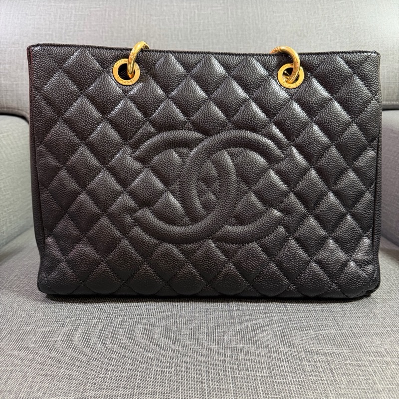 CHANEL GST系列經典雙CLOGO菱格荔枝紋牛皮金鍊三層肩背托特包(黑)-1