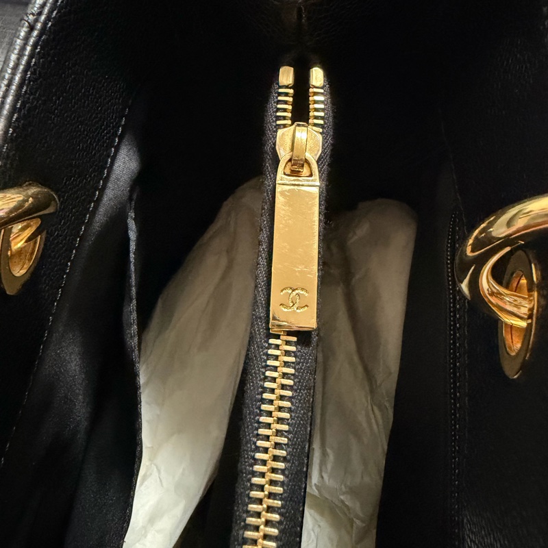 CHANEL GST系列經典雙CLOGO菱格荔枝紋牛皮金鍊三層肩背托特包(黑)-10