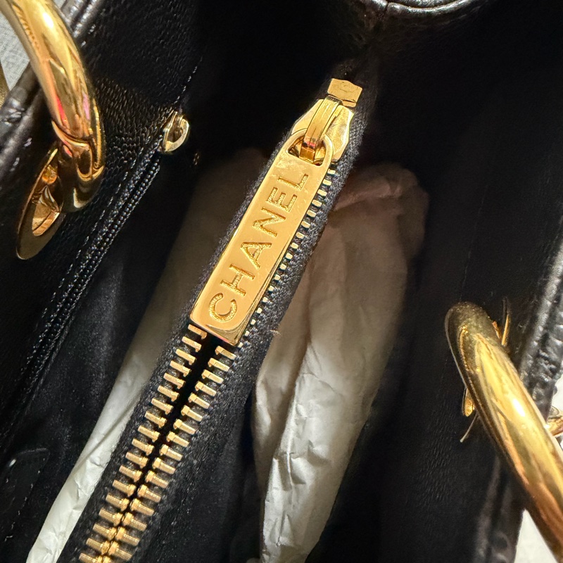 CHANEL GST系列經典雙CLOGO菱格荔枝紋牛皮金鍊三層肩背托特包(黑)-17