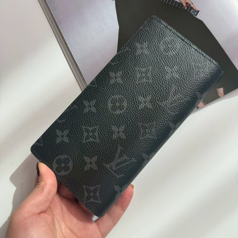 😍全新商品 LV 男生黑色花紋對開長夾-1