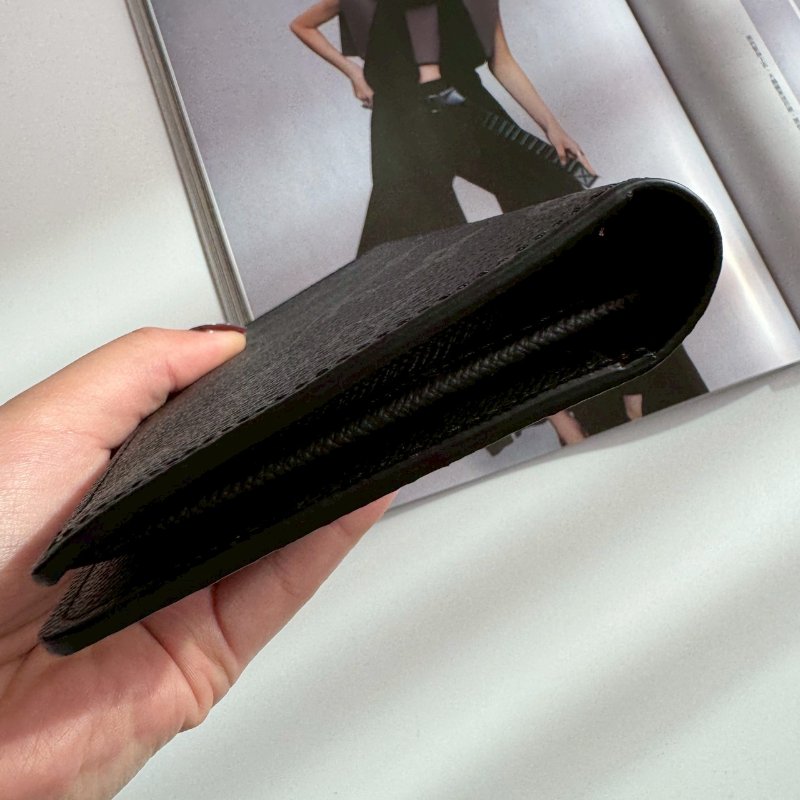 😍全新商品 LV 男生黑色花紋對開長夾-3