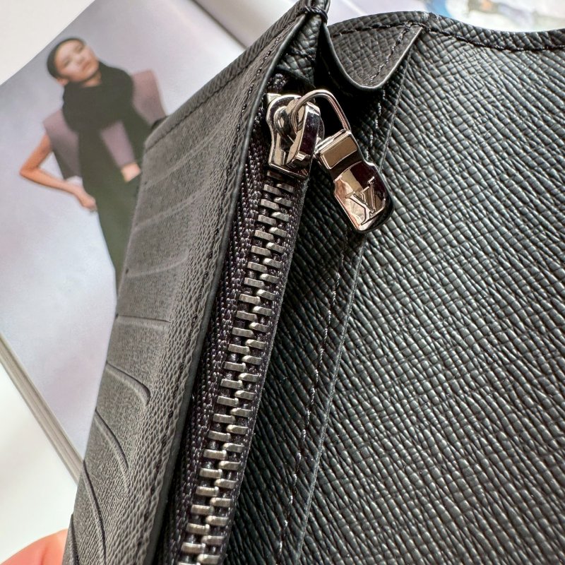 😍全新商品 LV 男生黑色花紋對開長夾-5