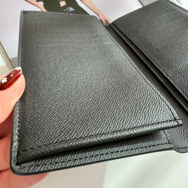 😍全新商品 LV 男生黑色花紋對開長夾-6