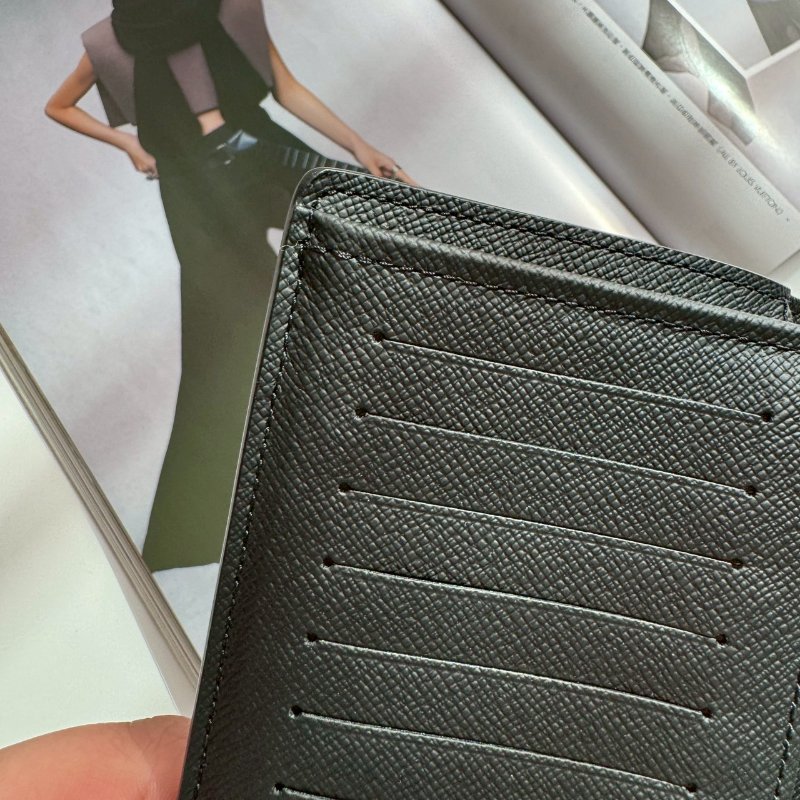 😍全新商品 LV 男生黑色花紋對開長夾-9