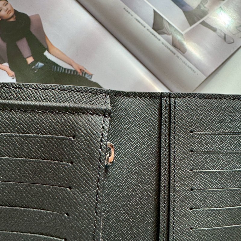 😍全新商品 LV 男生黑色花紋對開長夾-11