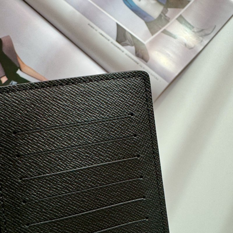 😍全新商品 LV 男生黑色花紋對開長夾-14