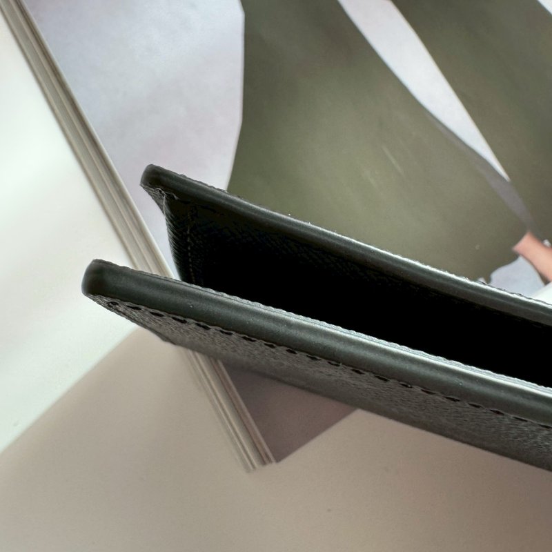 😍全新商品 LV 男生黑色花紋對開長夾-15