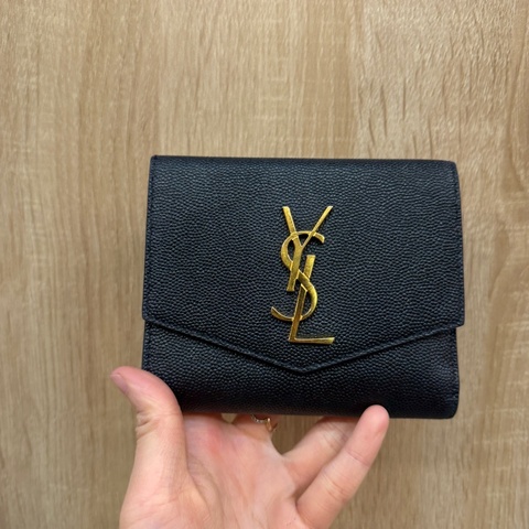 YSL 黑粒面牛皮金釦Uptown6卡短夾